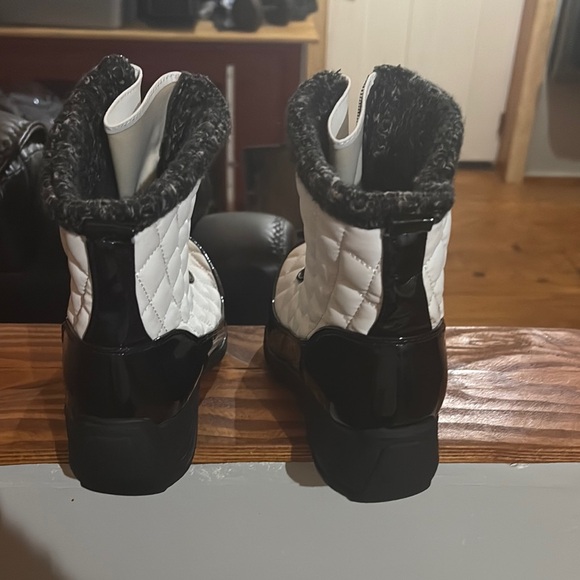 Khombu Women's Quilted Winter Boots - Black and White - Picture 5 of 5